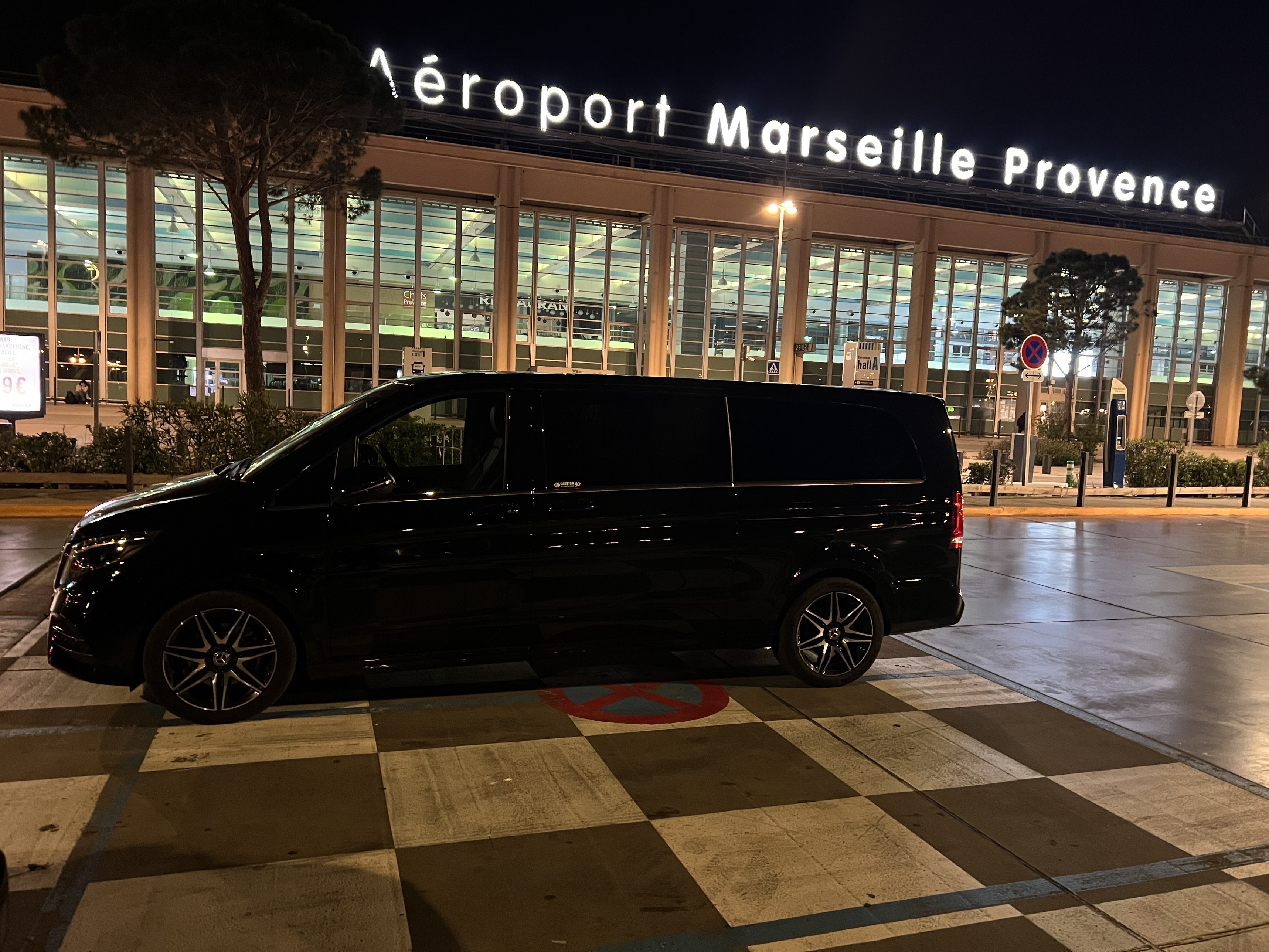 Mercedes Classe V Black Pearl Transport devant l’aéroport Marseille-Provence