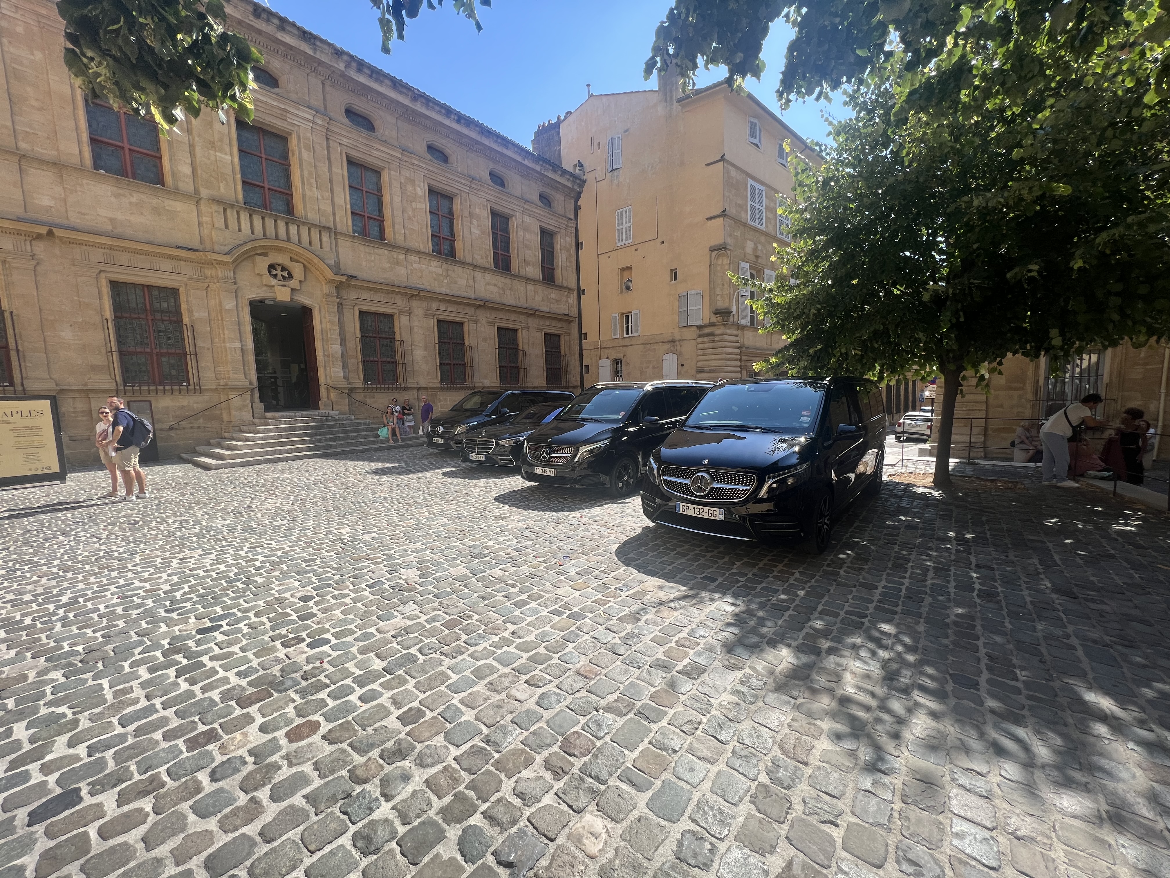 Vans et berline Black Pearl Transport à Aix-en-Provence
