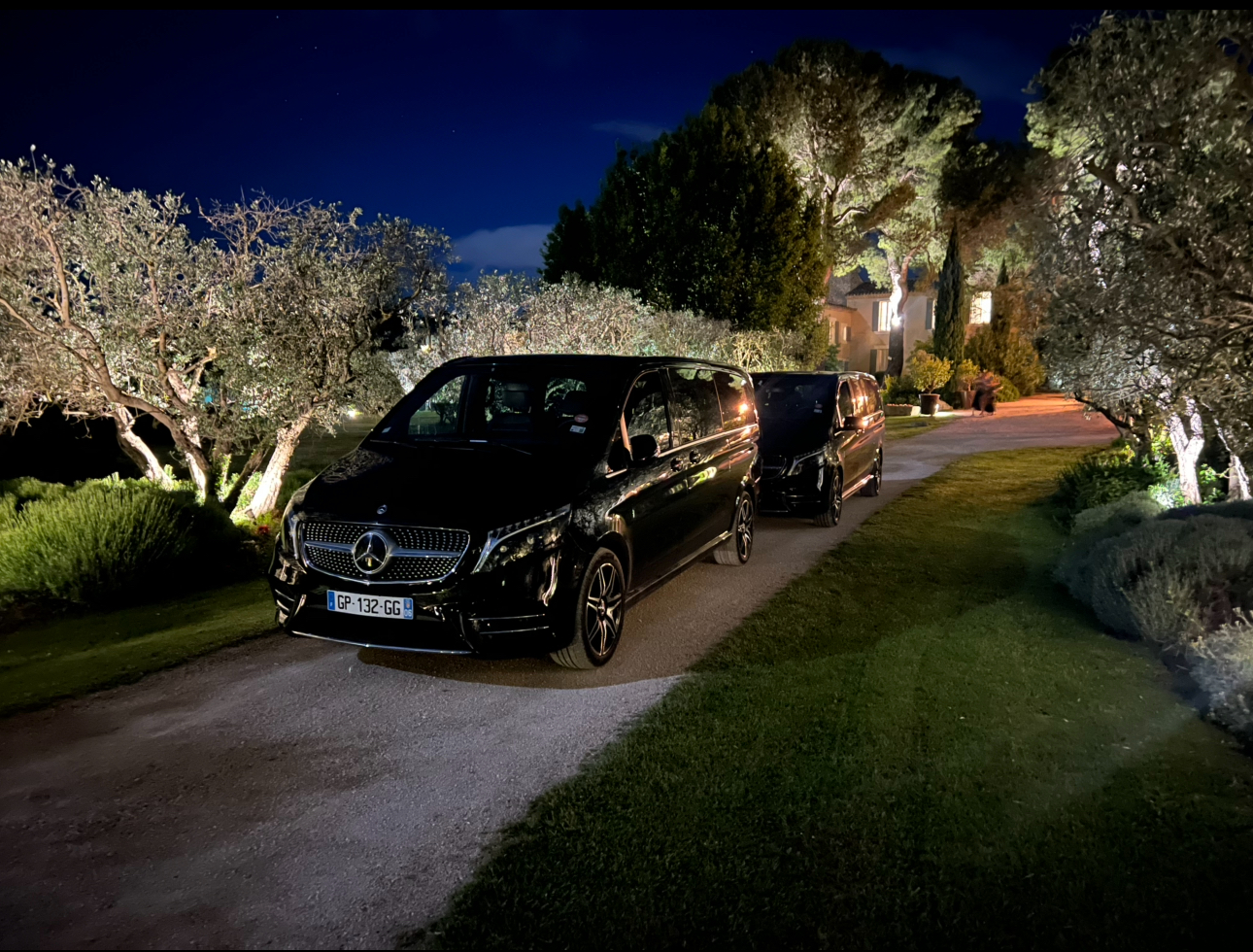Vans Mercedes Black Pearl Transport lors d’une prestation privée