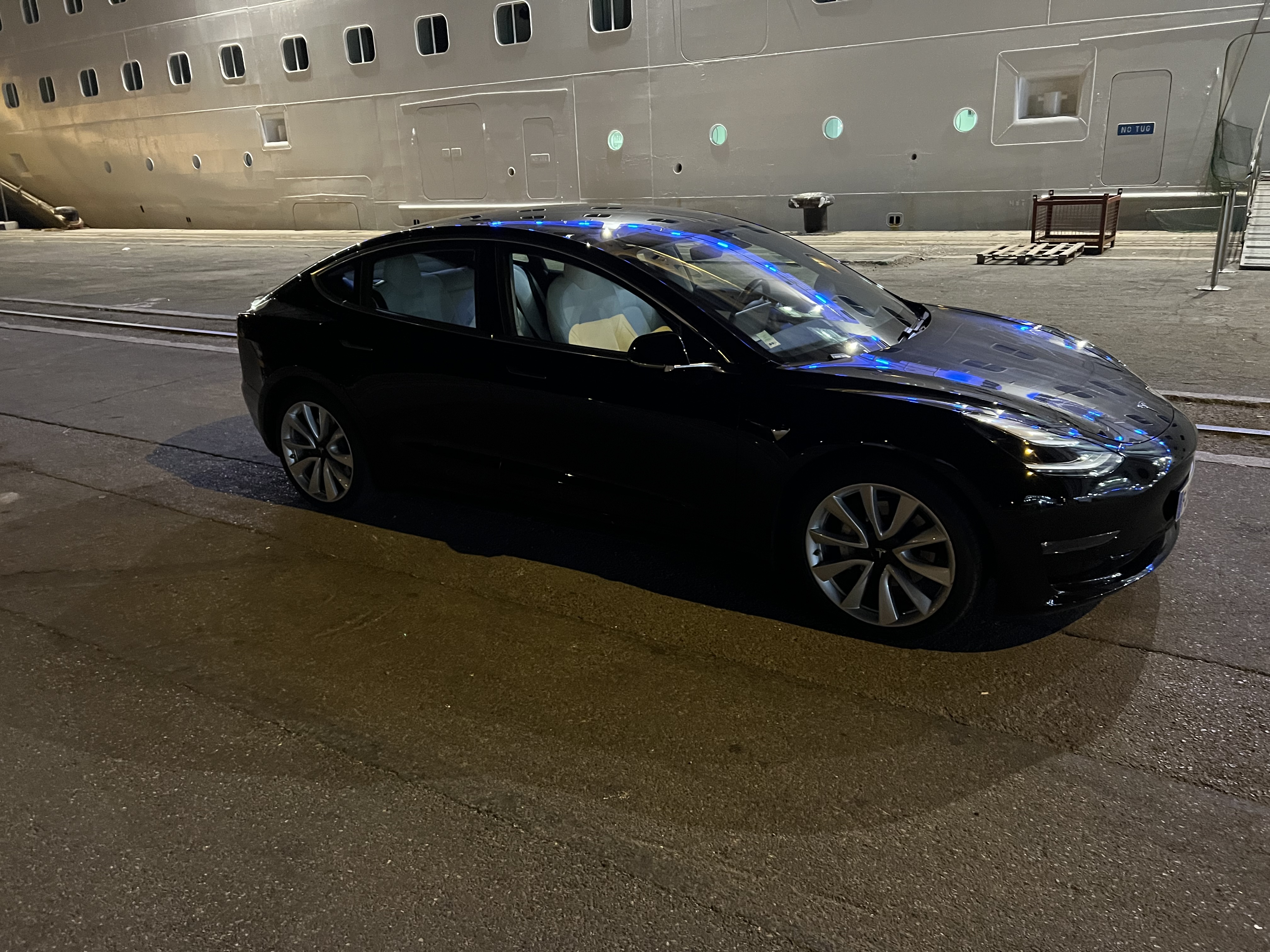 Tesla avec chauffeur à proximité d’un terminal de croisière