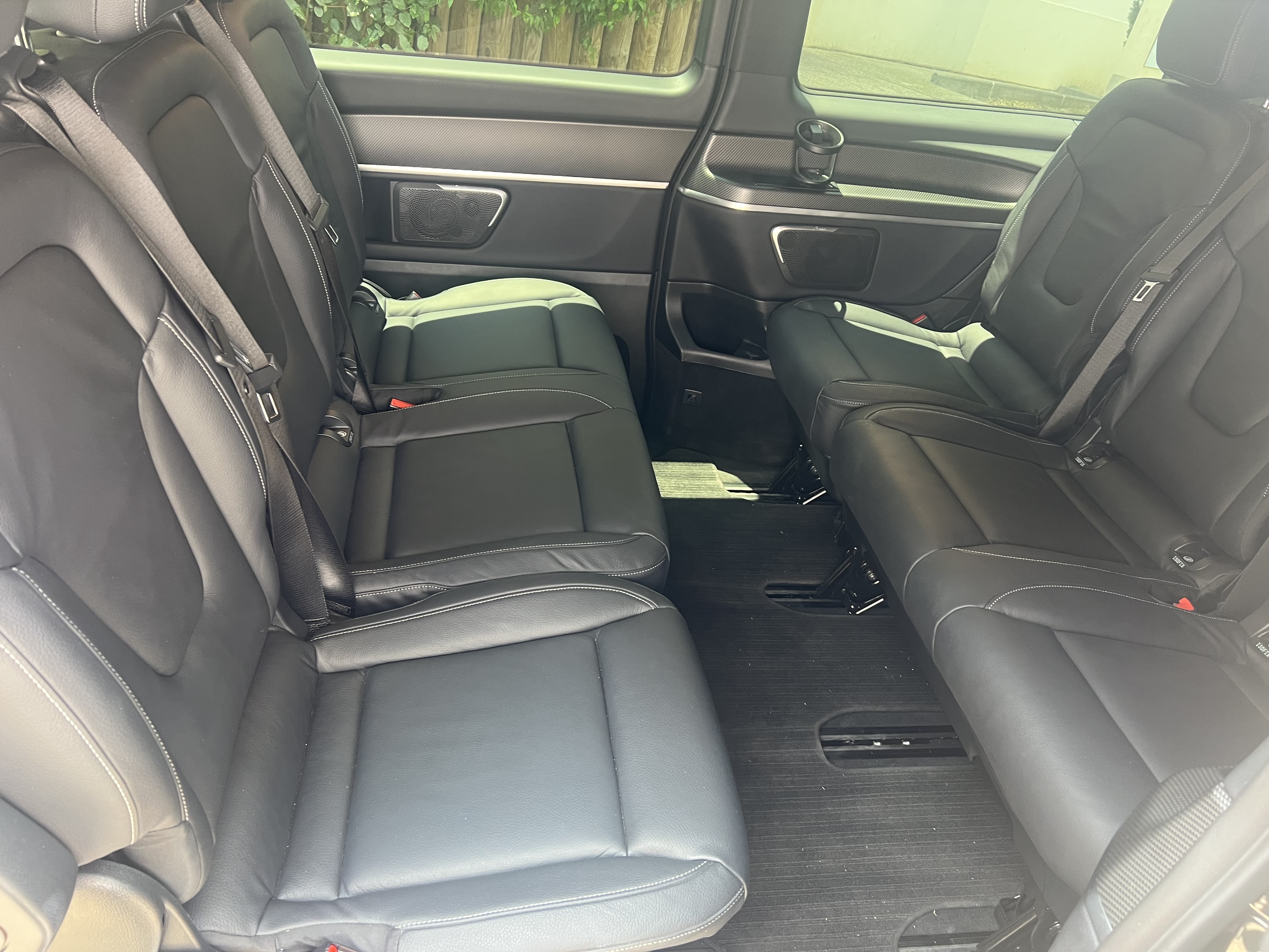 Intérieur d’un van Mercedes pour les familles et groupes à Marseille