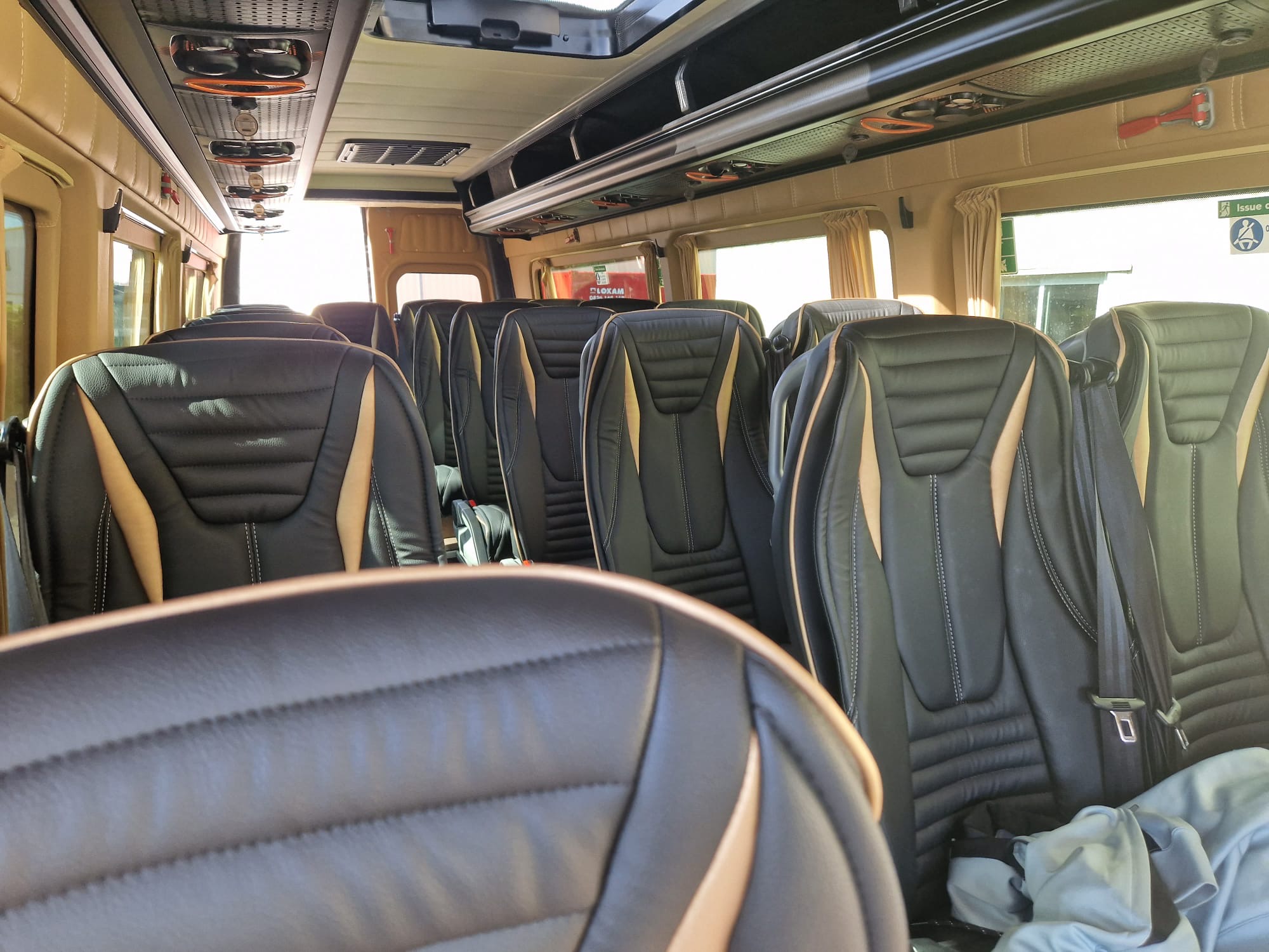Intérieur du Mercedes Sprinter avec sièges individuels