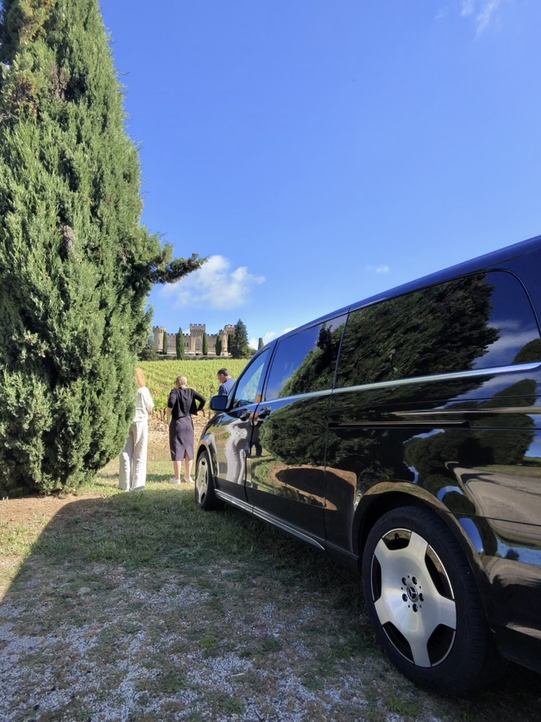 Véhicule avec chauffeur dans un domaine viticole de Provence