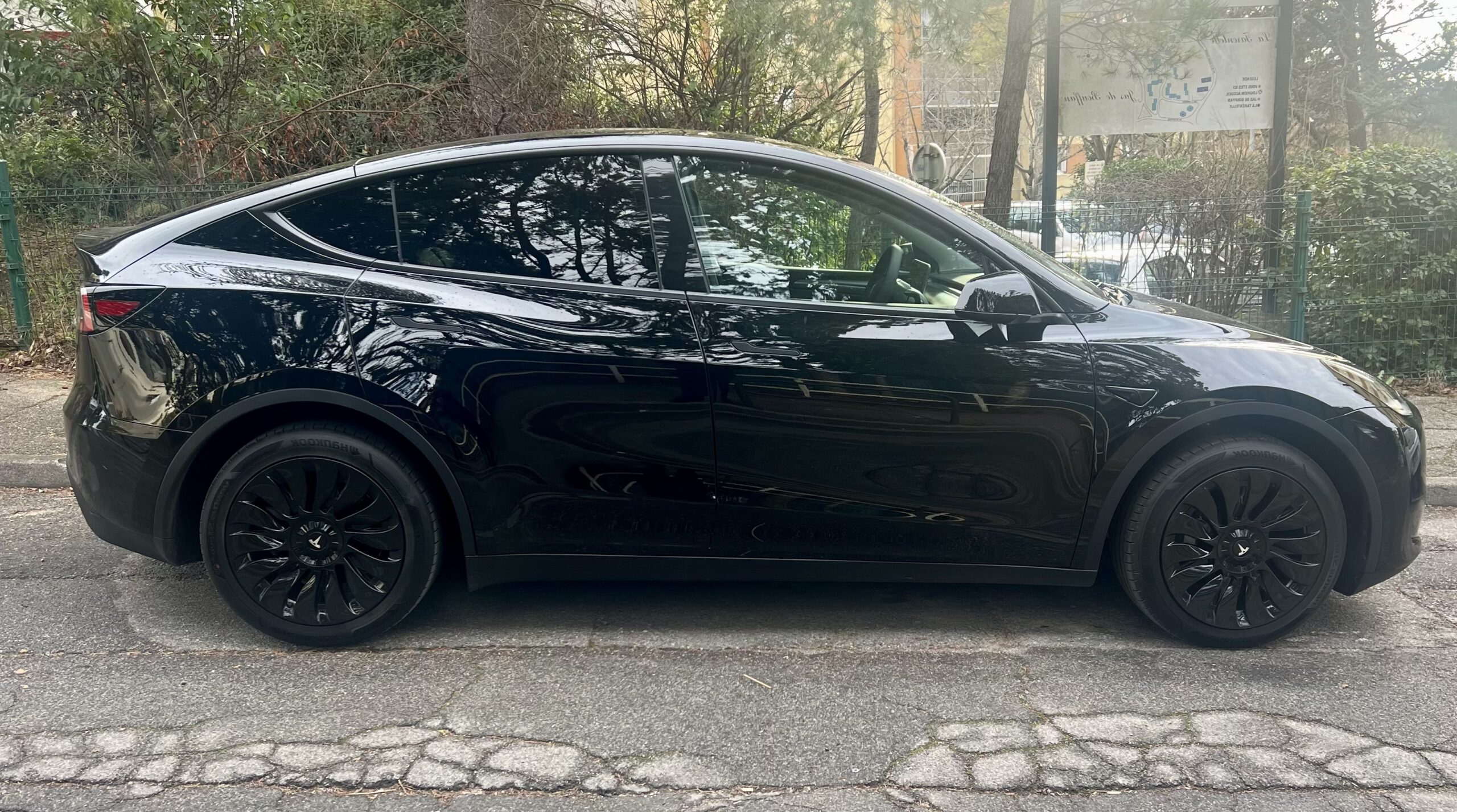 Tesla Model Y noire avec chauffeur privé