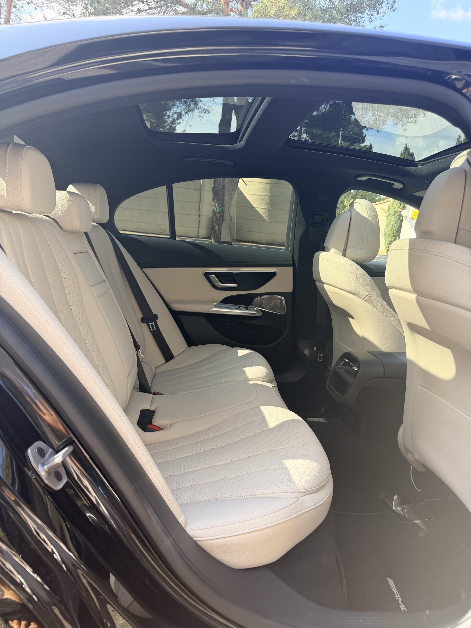 Intérieur clair et toit panoramique de la Mercedes Classe E