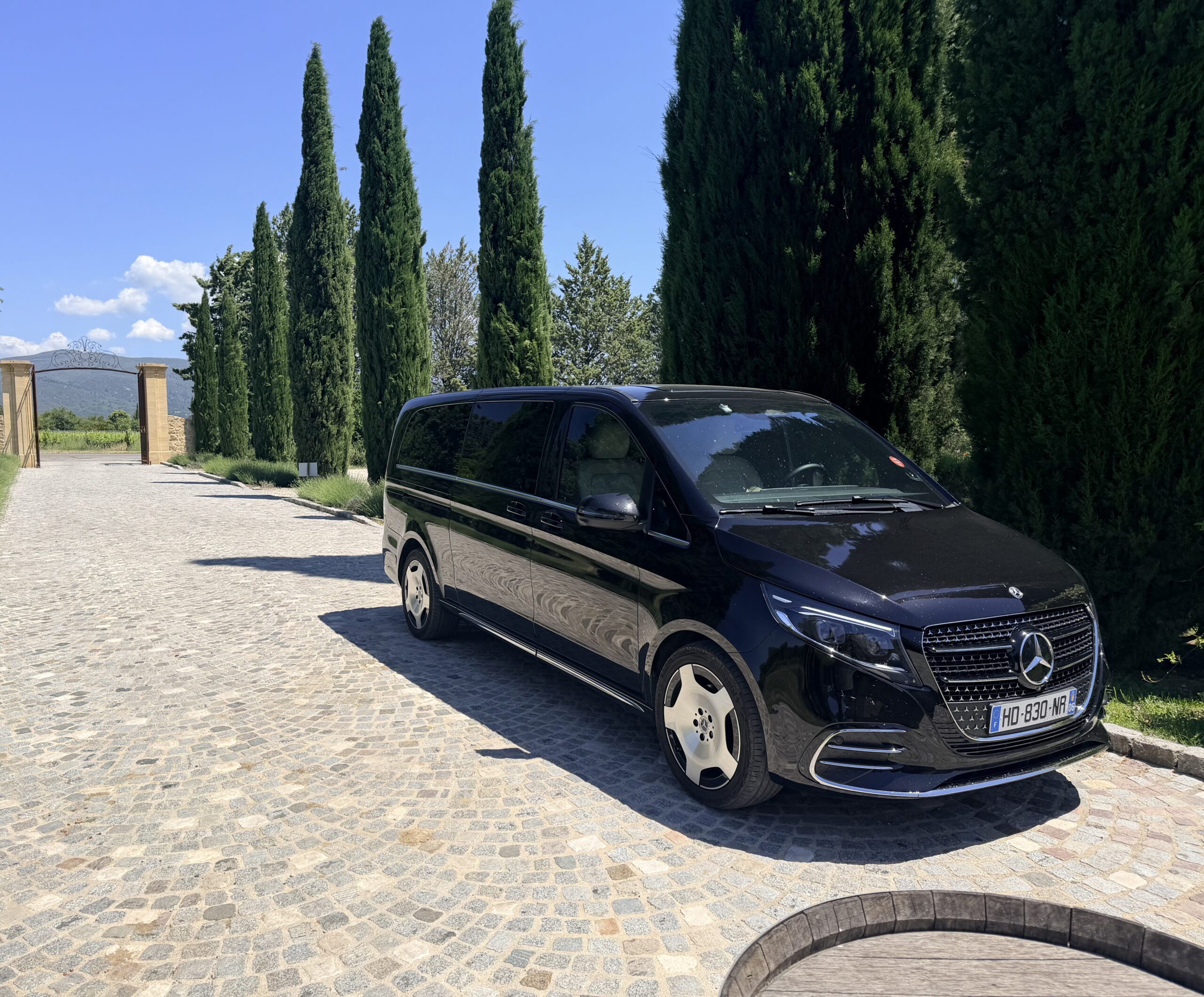 Mercedes Classe V noire dans un domaine de Provence