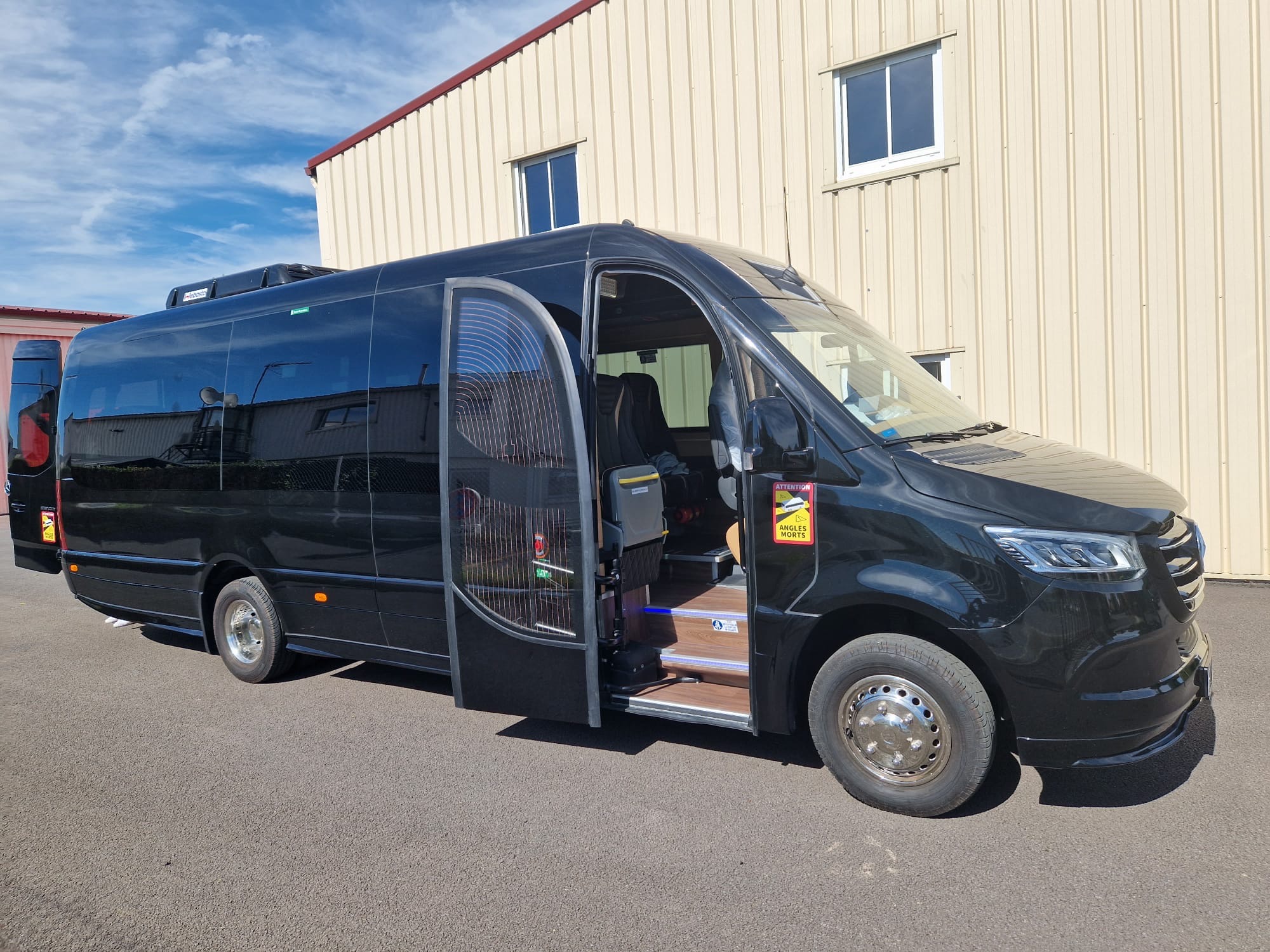 Mercedes Sprinter noir pour le transport de groupes